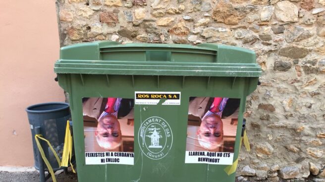 Cubos de basura con fotos del revés del juez Llarena. Cubos de basura con fotos del revés del juez Llarena.