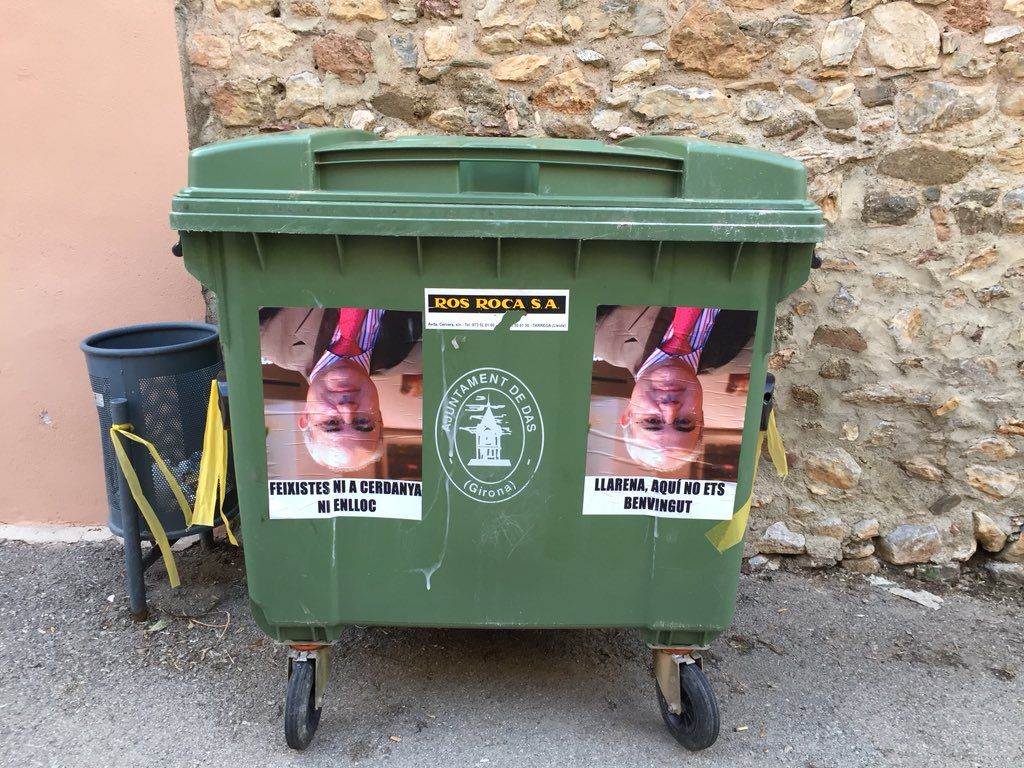 Cubos de basura con fotos del revés del juez Llarena.