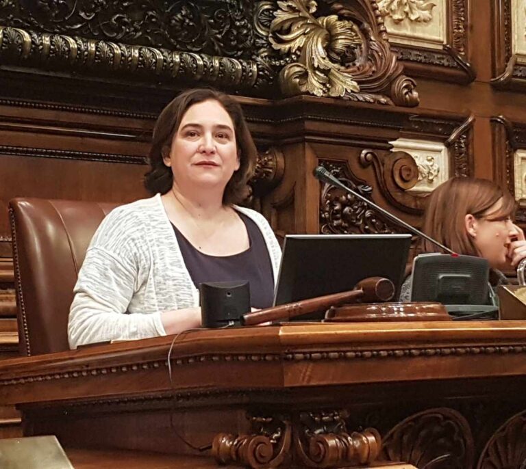 Colau suspende el pleno porque "la sensibilidad de los presentes estaba alterada"