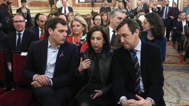 El líder de Ciudadanos, Albert Rivera, junto a los portavoces de PSOE y PP, Margarita Robles y Rafael Hernando.