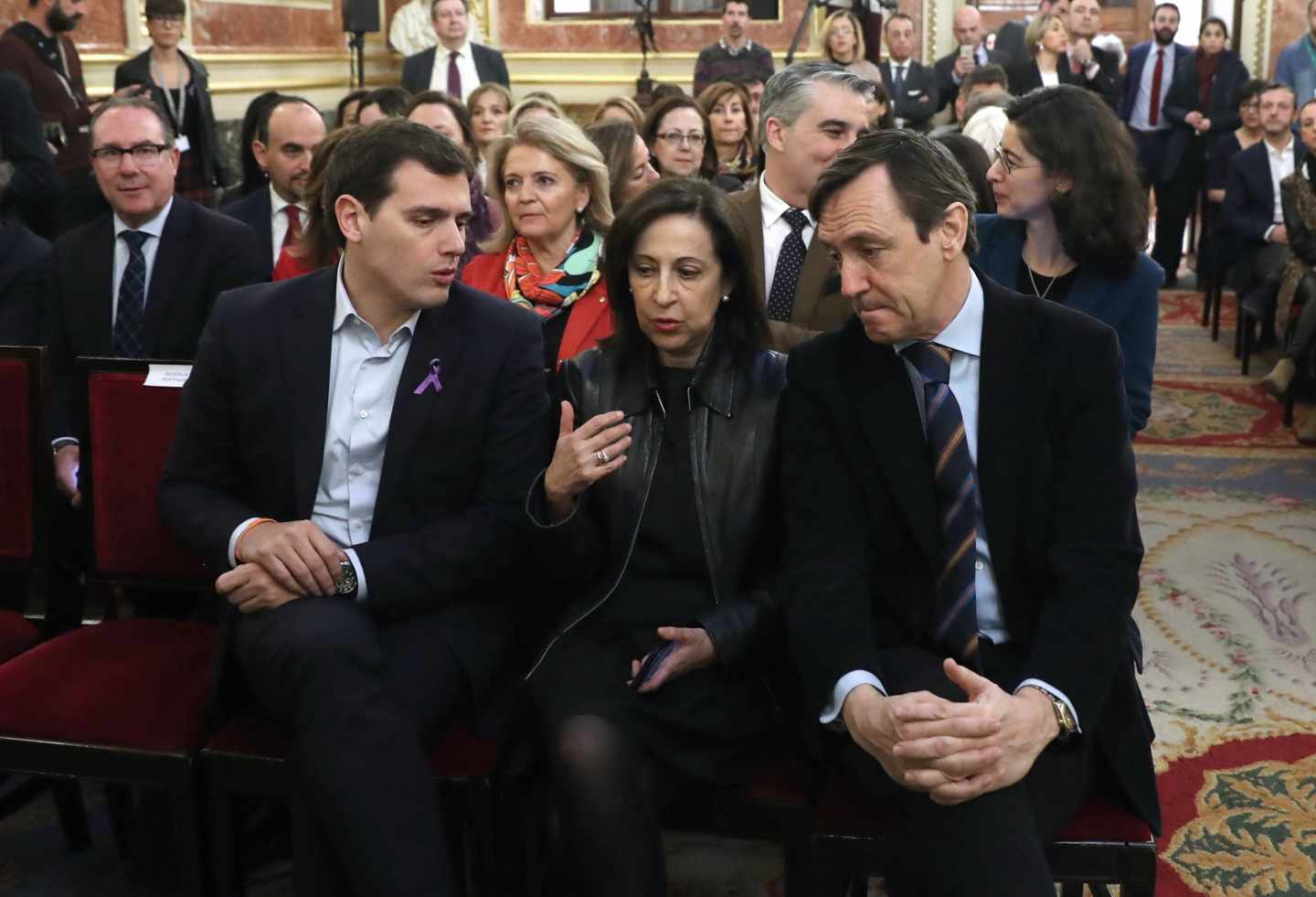 El líder de Ciudadanos, Albert Rivera, junto a los portavoces de PSOE y PP, Margarita Robles y Rafael Hernando.