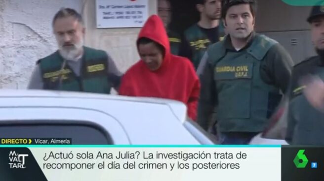 Momento de la salida de Ana Julia Quezada de su domicilio en Vícar, captado por las cámaras de La Sexta.