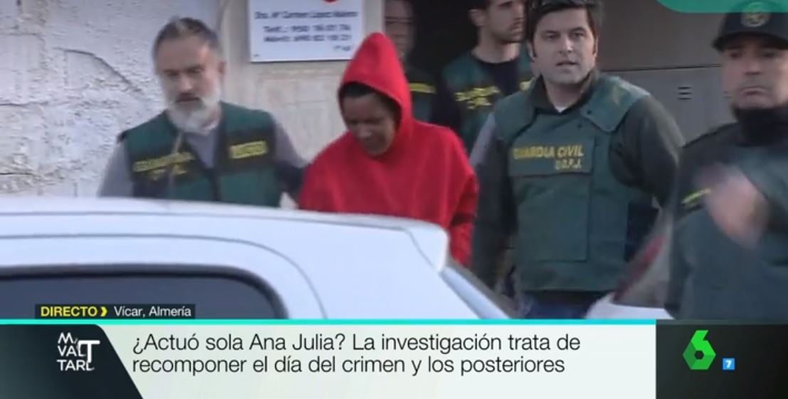 Momento de la salida de Ana Julia Quezada de su domicilio en Vícar, captado por las cámaras de La Sexta.