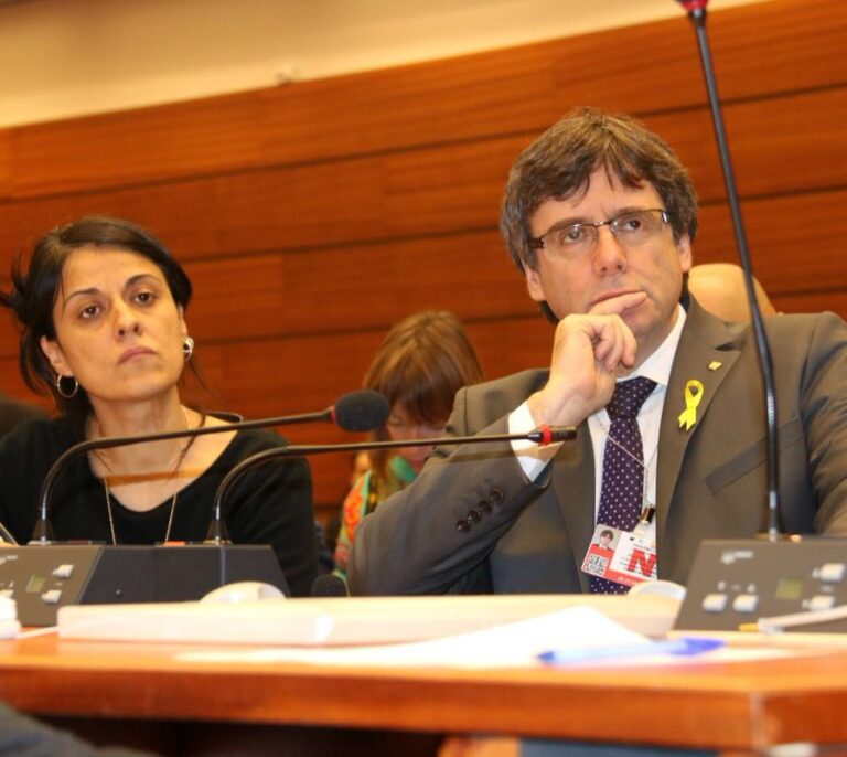 La CUP pide investir a Puigdemont y JxCat afirma que nunca ha renunciado a hacerlo