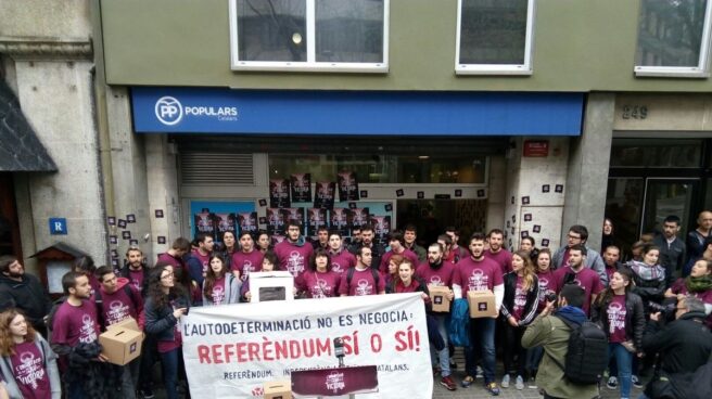 Miembros de Arran durante una manifestación ante la sede del PP.