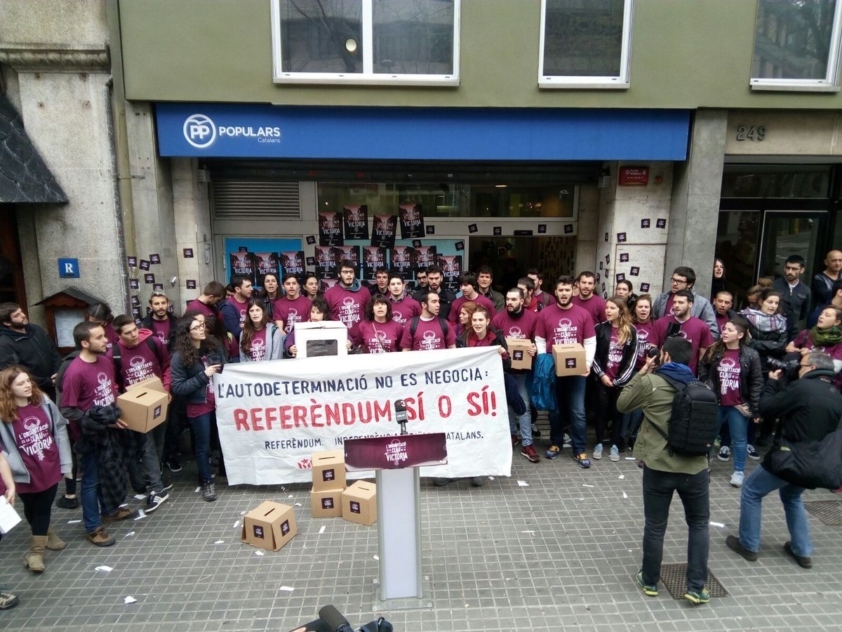 Miembros de Arran durante una manifestación ante la sede del PP.