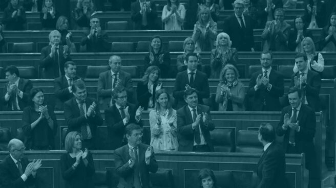 La bancada del PP aplaude a Mariano Rajoy tras su intervención por las pensiones en el Congreso.