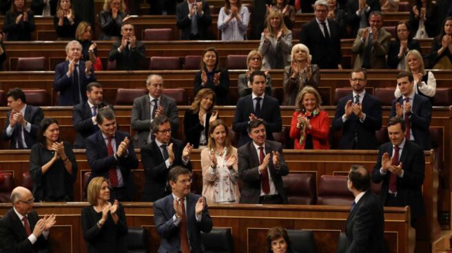 La bancada del PP aplaude a Mariano Rajoy tras su intervención por las pensiones en el Congreso.