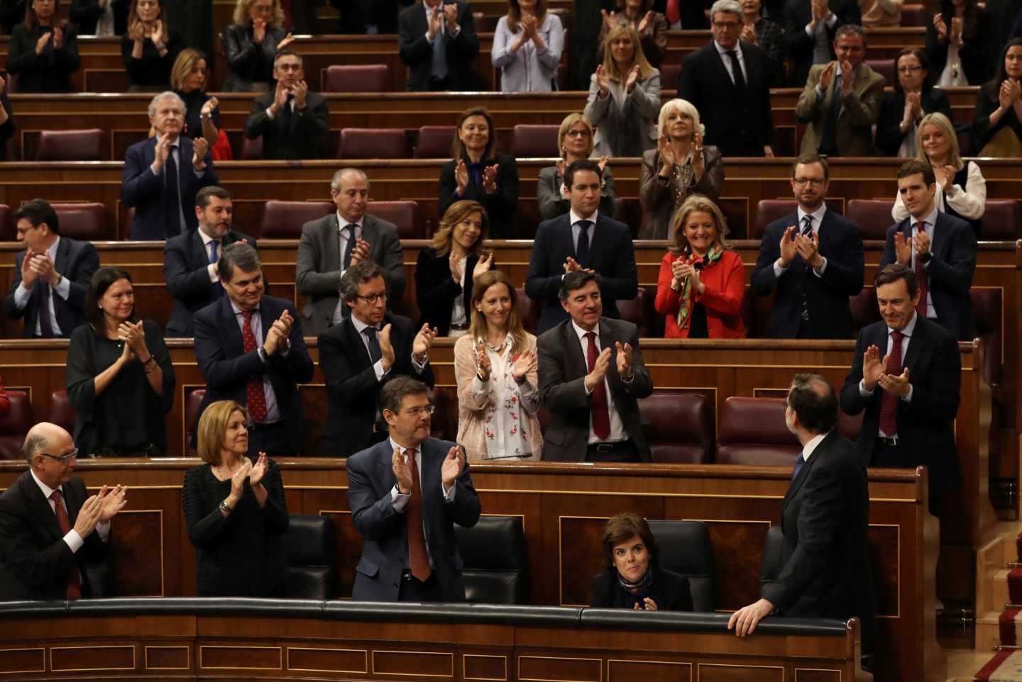 La bancada del PP aplaude a Mariano Rajoy tras su intervención por las pensiones en el Congreso.