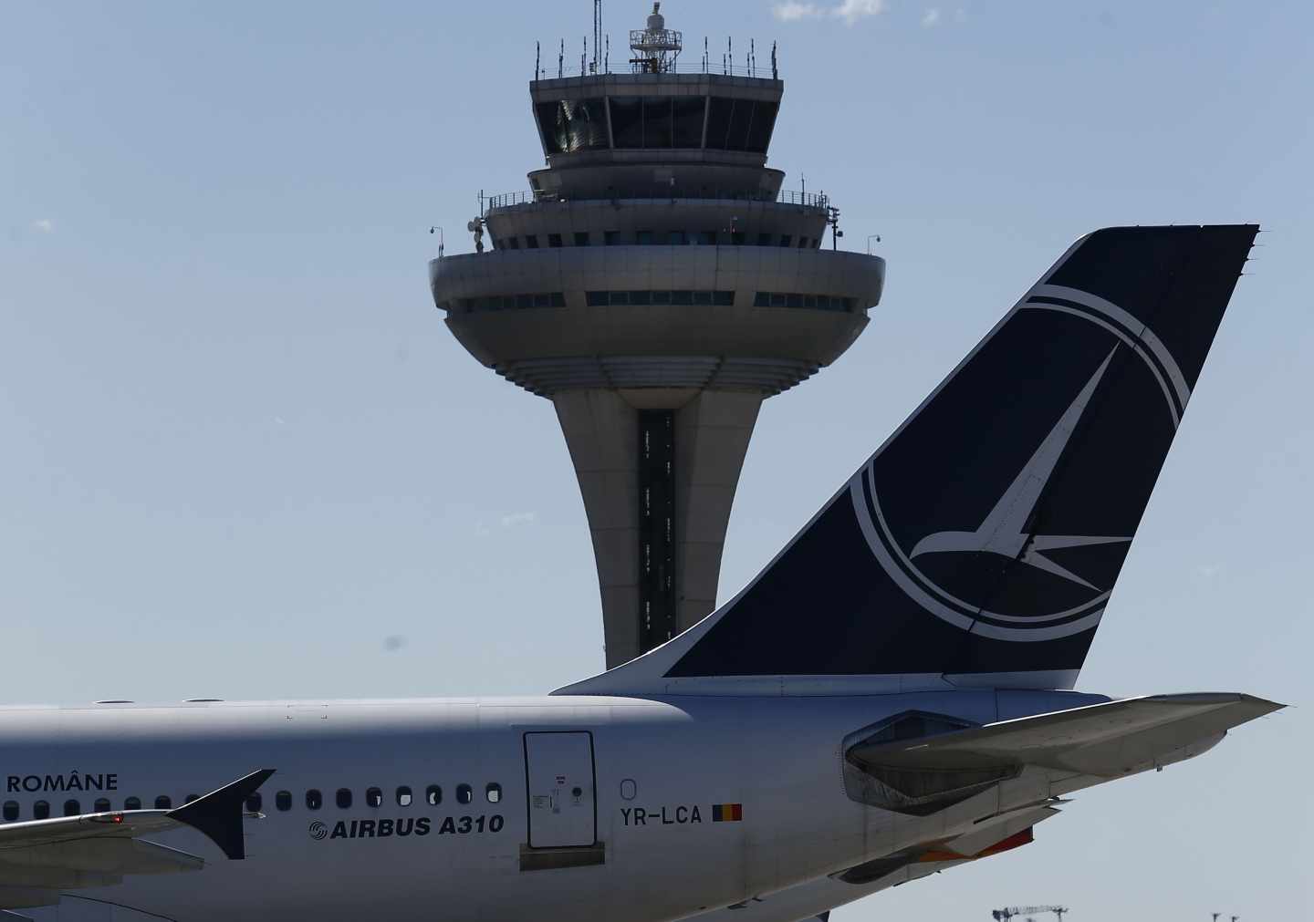 Un avión en el aeropuerto de Madrid-Barajas.