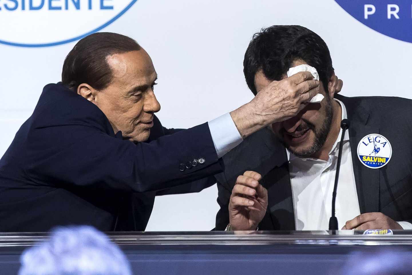 Silvio Berlusconi seca la frente a Matteo Salvini