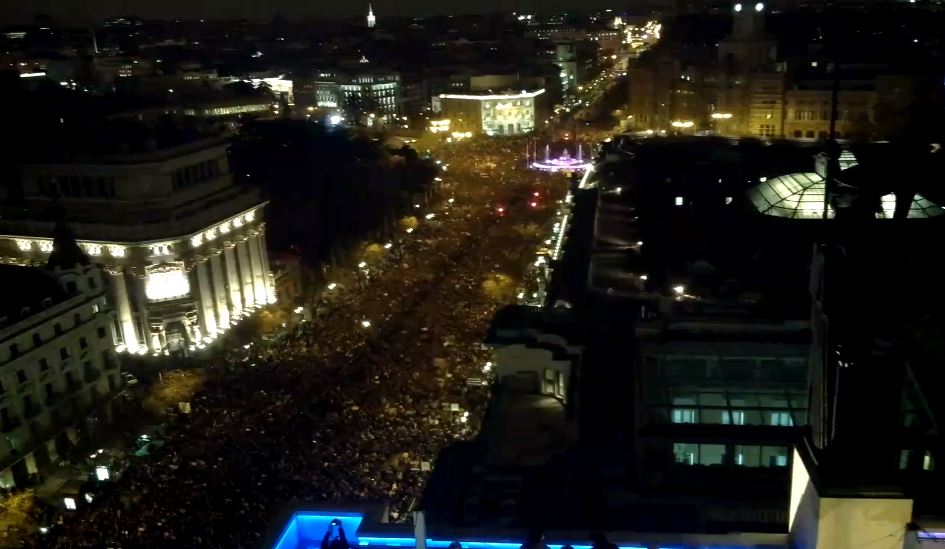 Imagen de la calle Alcalá, subiendo hacia Gran Vía, tras el paso de la cabecera.