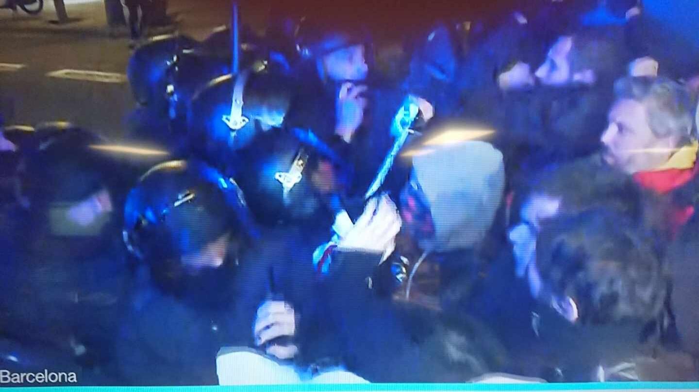 EstemPreparades - Los Mossos cargan contra los radicales a las puertas de la Delegación del Gobierno Cargas-1440x808