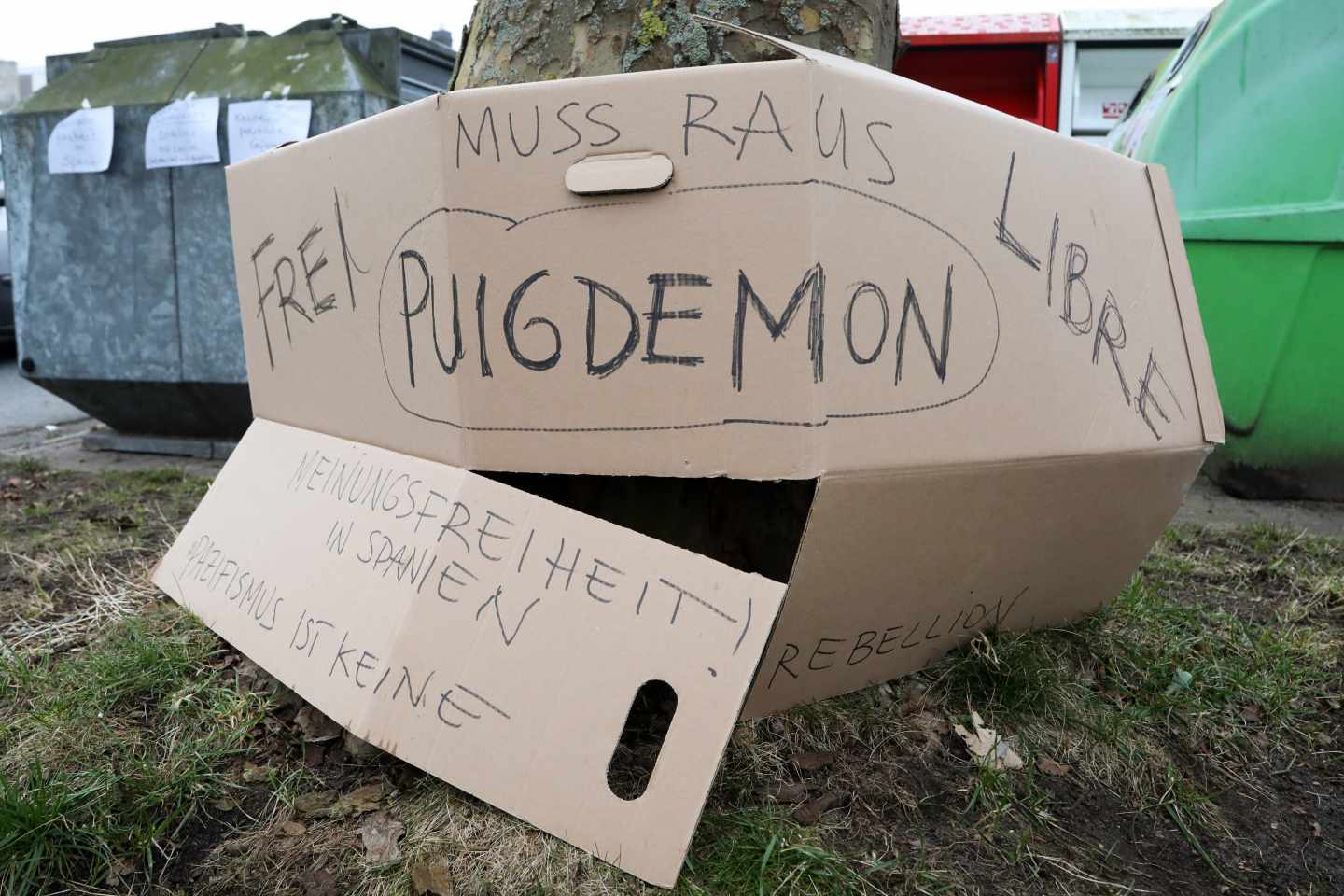 Carteles en solidaridad con Puigemont, cerca de la prisión de Neumünster.