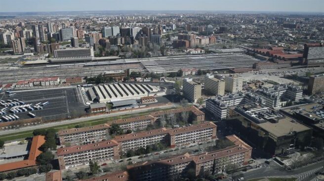 Vista aérea de la estación de trenes de Chamartín y su entorno. Vista aérea de la estación de trenes de Chamartín y su entorno.