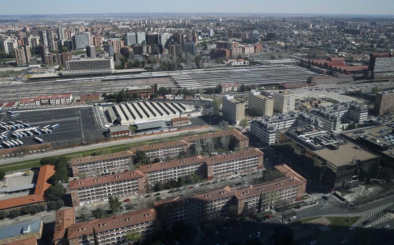 Vista aérea de la estación de trenes de Chamartín y su entorno.