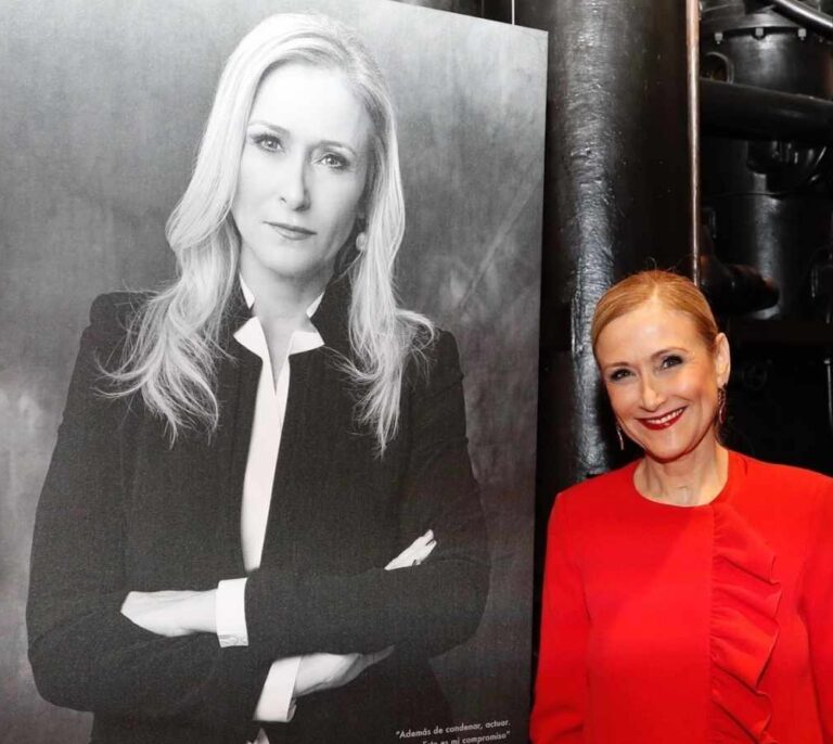 El entorno de Cifuentes denuncia que "la quieren hundir"