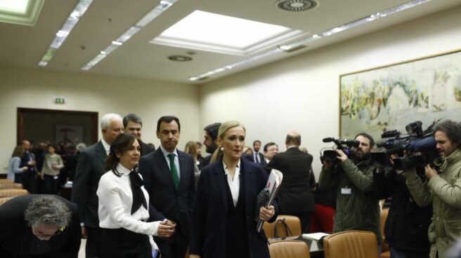 Cristina Cifuentes llega a la comisión del Congreso acompañada por una amplia representación del PP.