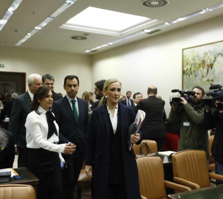 Bronca en la sesión de Cifuentes: Bescansa reclama medidas contra los "palmeros del PP"