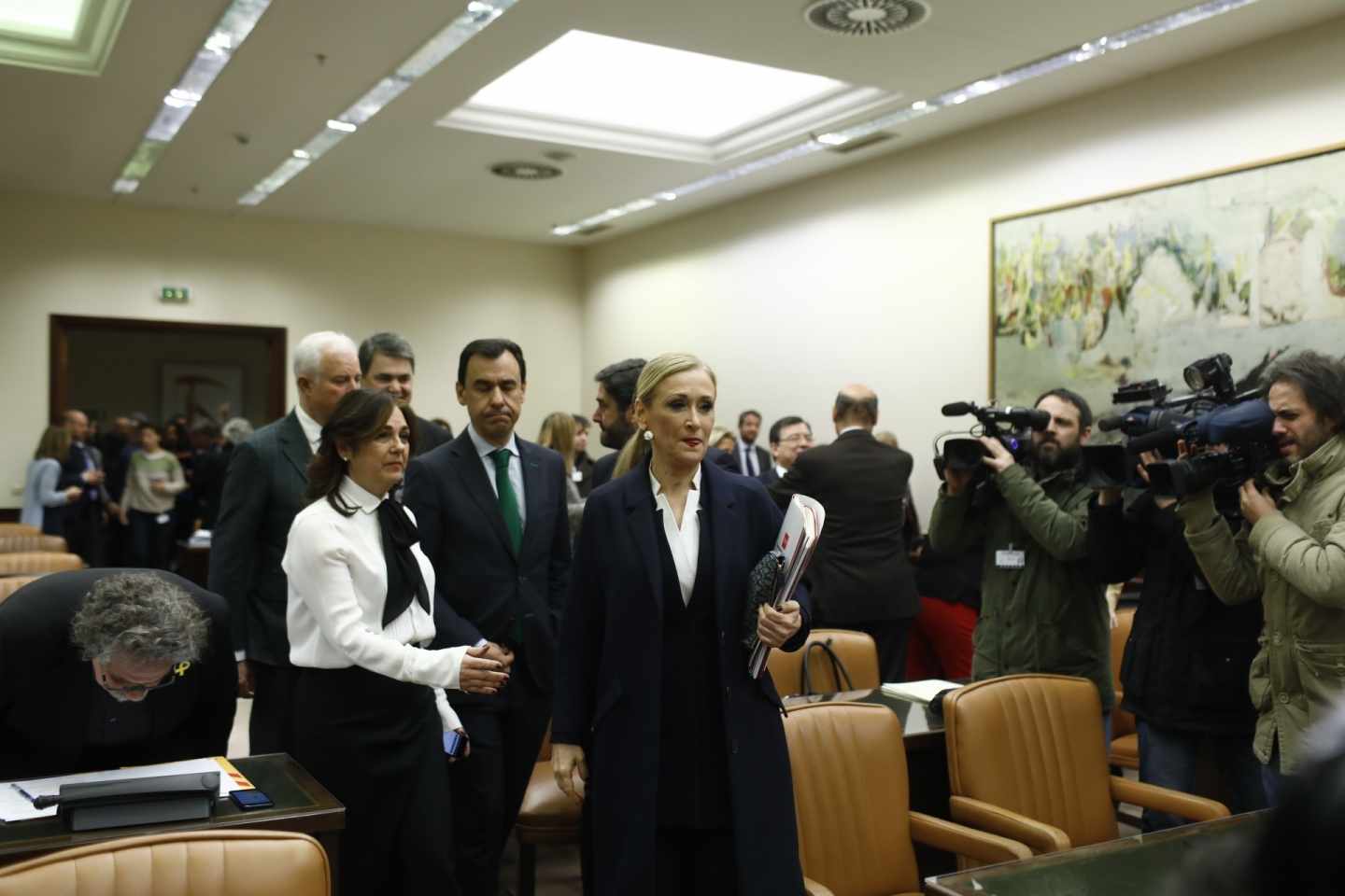 Cristina Cifuentes llega a la comisión del Congreso acompañada por una amplia representación del PP.