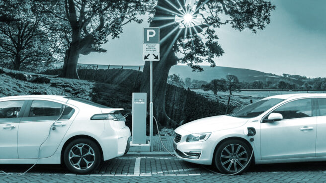 coche eléctrico Dos vehículos eléctricos repostan en una estación de servicio.