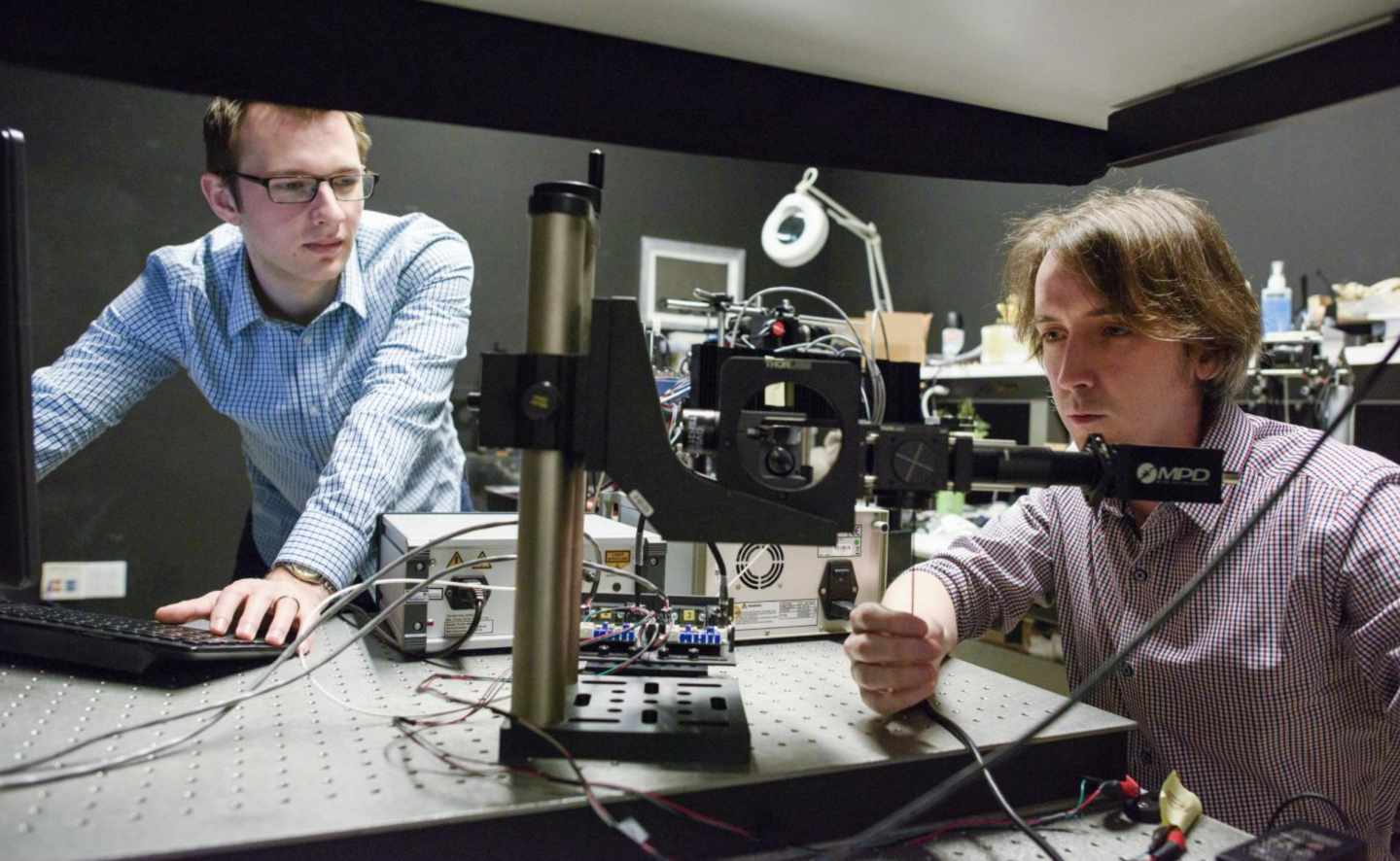 David Lindell y Matt O'Toole trabajando con su detector de objetos ocultos