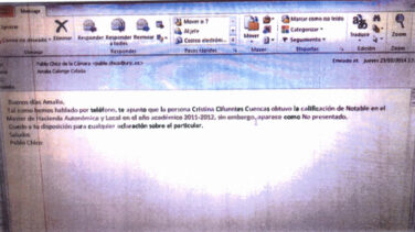 Cifuentes aporta su expediente con un correo de 2014 donde se pide rectificar la nota del máster