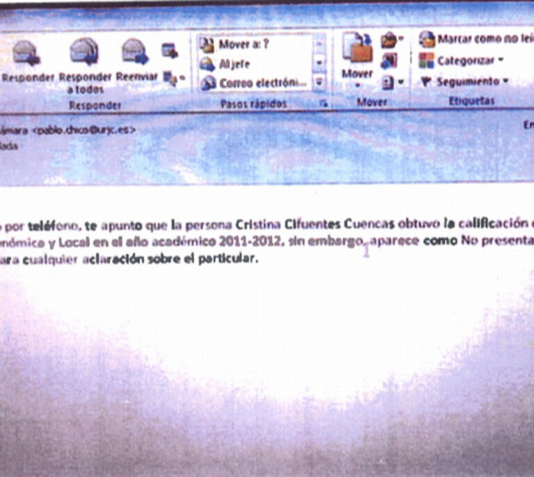 Cifuentes aporta su expediente con un correo de 2014 donde se pide rectificar la nota del máster