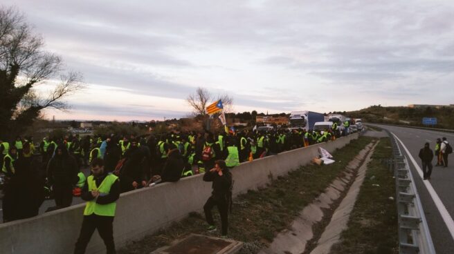 Manifestantes independentistas cortan la carretera AP-7 en Figueres (Girona).
