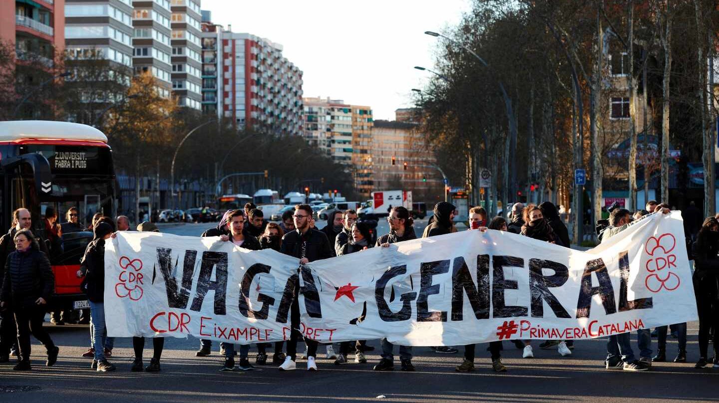 Medio centenar de miembros del CDR (Comite de defensa de la República) cortaron esta mañana a primera hora a avenida de la Meridiana.