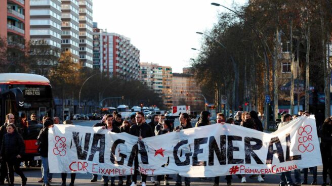 Medio centenar de miembros del CDR (Comite de defensa de la República) cortaron esta mañana a primera hora a avenida de la Meridiana.