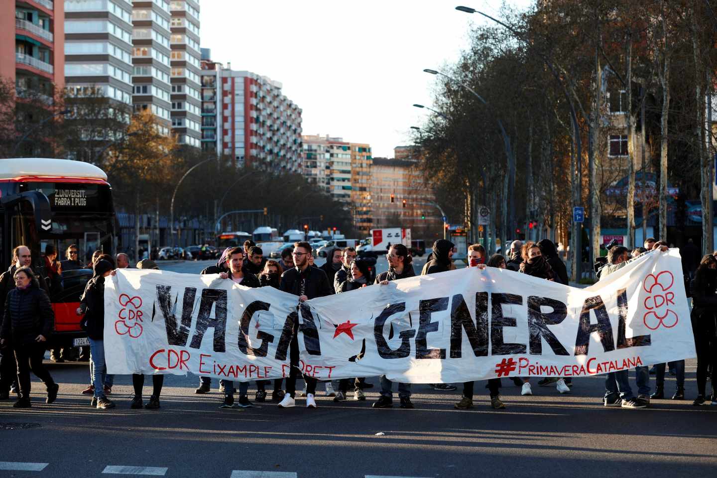 Medio centenar de miembros del CDR (Comite de defensa de la República) cortaron esta mañana a primera hora a avenida de la Meridiana.