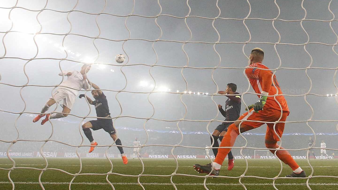 Cristiano Ronaldo anota el 0-1 en el Parque de los Príncipes de París durante la eliminatoria de Champions League entre PSG y Real Madrid.