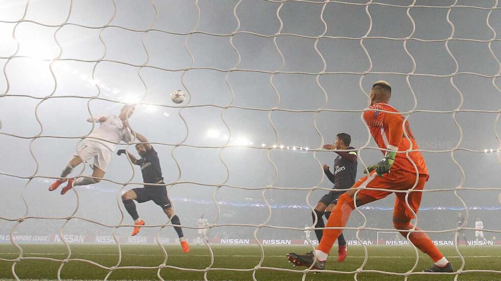 Cristiano Ronaldo anota el 0-1 en el Parque de los Príncipes de París durante la eliminatoria de Champions League entre PSG y Real Madrid.