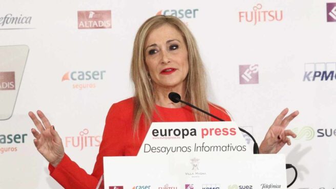 La presidenta de la Comunidad de Madrid, Cristina Cifuentes, en un desayuno informativo.