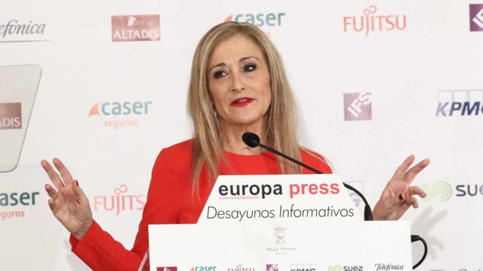 La presidenta de la Comunidad de Madrid, Cristina Cifuentes, en un desayuno informativo.