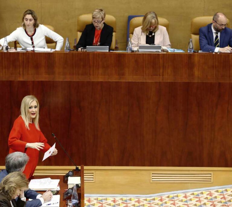 El PP da por zanjada la polémica y no dará más explicaciones sobre el máster de Cifuentes