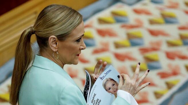 Las cuatro dudas razonables que hacen insostenible la versión de Cifuentes sobre su máster