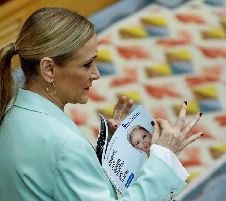 Las cuatro dudas razonables que hacen insostenible la versión de Cifuentes sobre su máster