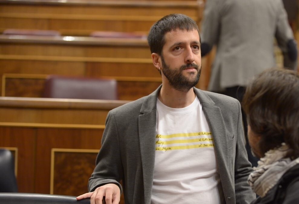 El diputado Del Olmo lleva al Congreso una camiseta de la empresa que fundó.