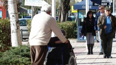 La desigual atención a la dependencia: en Ceuta tarda dos meses; en Canarias, dos años