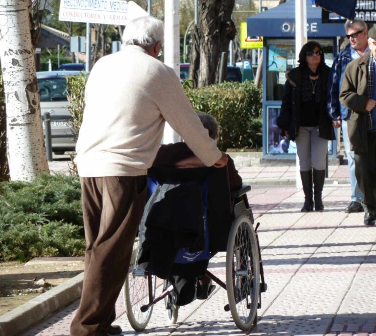 Las personas dependientes pagan por sus cuidados más de lo que aporta el Estado