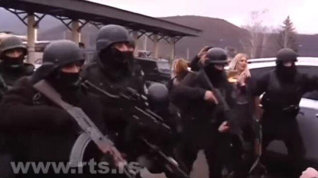 detencion_marko_djuric_kosovo_serbia Policías kosovares armados se disponen a detener al delegado del gobierno serbio para Kosovo, Marko Djuric.