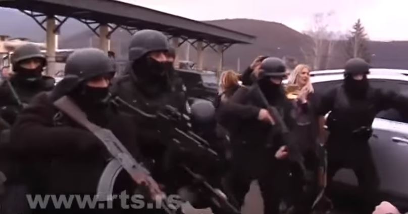 Policías kosovares armados se disponen a detener al delegado del gobierno serbio para Kosovo, Marko Djuric.