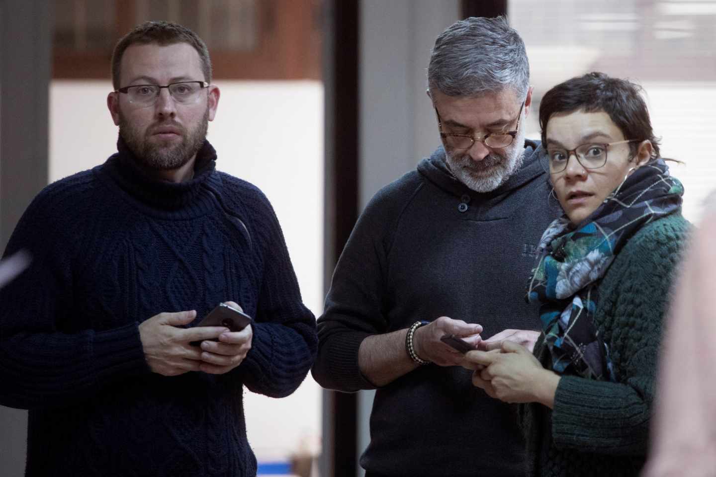 El cabeza de lista de CUP, Carles Riera, junto a Vidal Aragonés y Natalia Sánchez en la sede del partido.