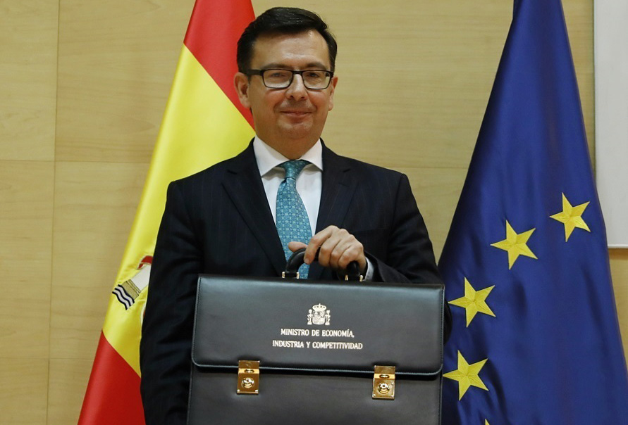 El nuevo ministro de Economía, Román Escolano, durante su toma de posesión.