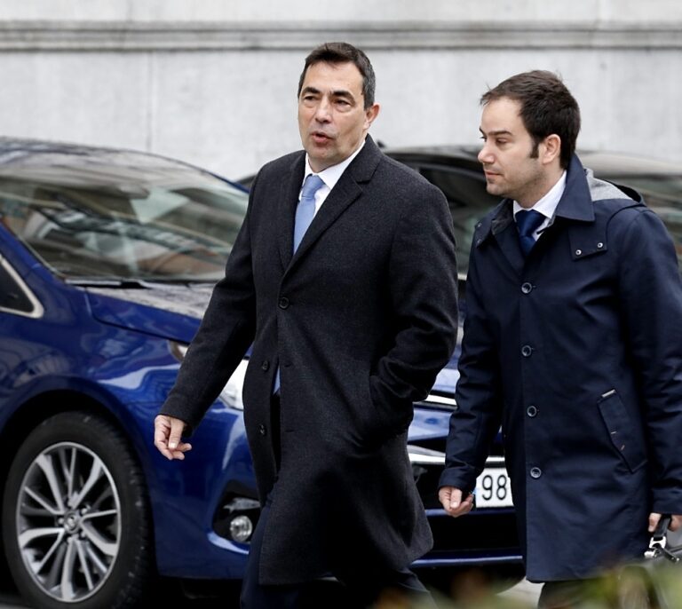 La juez prohíbe al ex jefe de los Mossos y al ex dos de Forn salir de España