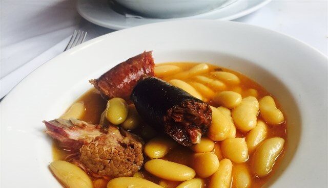 Este es el restaurante donde comerás "La Mejor Fabada del Mundo" Plato de fabada