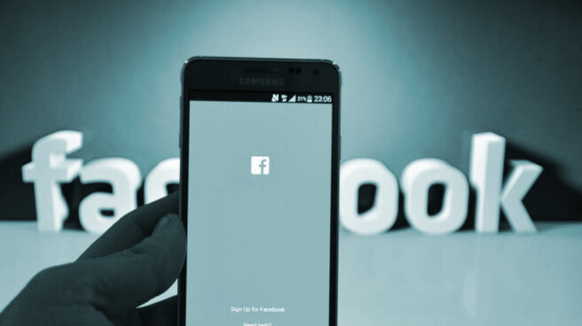 facebook Un usuario utiliza la aplicación de Facebook.