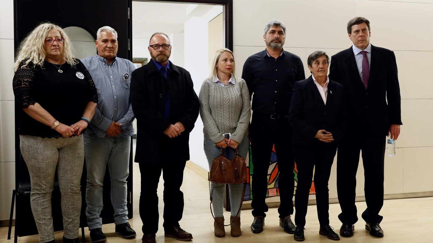 Juan Carlos Quer (d), Blanca Estrella Ruiz (2d), presidenta de la Asociación Clara Campoamor, Juan José Cortés (3d), Jessica Sánchez (c), en representación de la familia de Yéremi Vargas, Antonio del Castillo (3i), los padre de Sandra Palo, María del Mar Bermúdez (i) y Francisco Palo (2i)